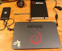 TUXEDO Pulse mit Debian Logo und einem Shiftphone 6mq